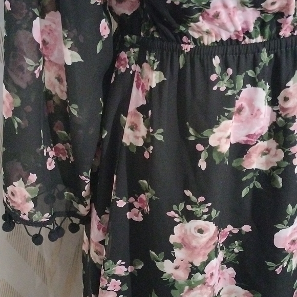 WRAPPER DRESSES, SIZE XL, FLORAL, long sleeves. - Picture 5 of 10